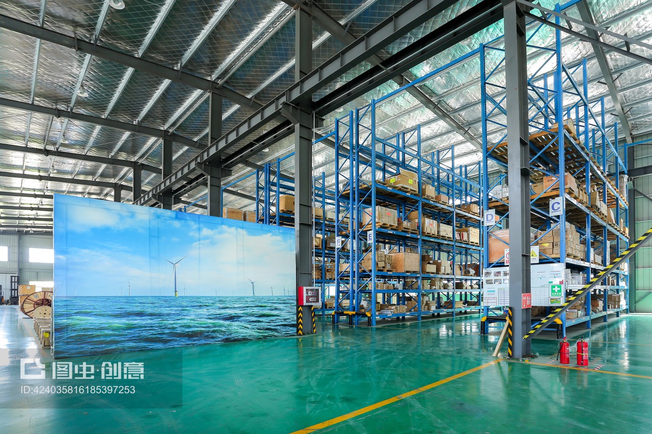 井然有序的现代化工厂 货架与升降系统的交响曲